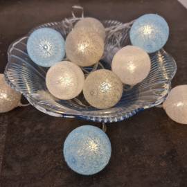 LED Lichterkette mit 10 Kugeln �50mm grau-wei�-blau -COTTON BALLS- mit TIMER Batteriebetrieb - Bild vergr��ern 